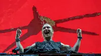 Disc Jockey (DJ) asal Prancis, David Guetta saat tampil di Stadion O2 Wolrd, Hamburg, Jerman (26/6/2015). Ia menciptakan lagu tema untuk Piala Eropa 2016, dengan meramu dari sumbagsih satu juta fans.  (Reuters/Axel Heimken)