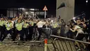 Polisi menyemprotkan merica kepada pengunjuk rasa yang menolak RUU Ekstradisi di luar gedung parlemen, Hong Kong, Senin (10/6/2019). Pengunjuk rasa menolak RUU Ekstradisi lantaran memungkinkan para terduga pelaku kejahatan untuk diekstradisi ke China untuk diadili. (AP Photo/Vincent Yu)