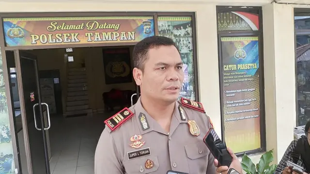 Kepala Polsek Tampan AKP Juper Lumban Toruan SIK memberi keterangan pers terkait kasus ayah bunuh anak.