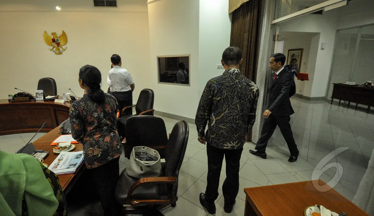Presiden Joko Widodo (Jokowi) saat memasuki ruangan rapat terbatas bersama para menteri Kabinet Kerja di Kantor Presiden, Jakarta, Senin (6/4/2015). Rapat membahas tentang ketersediaan beras nasional (Liputan6.com/Faizal Fanani)