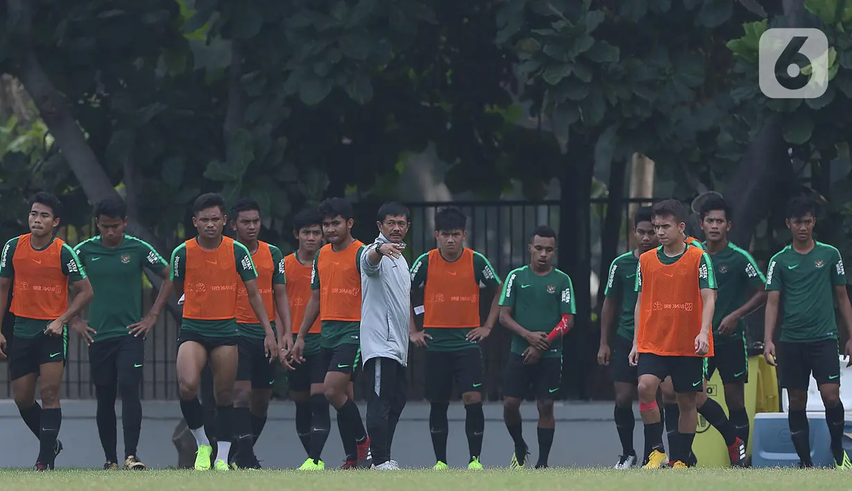 Indra Sjafri (tengah) memberi arahan pada timnya saat latihan jelang laga perdana Grup A Piala AFC U-19 di Lapangan A Kompleks GBK, Jakarta, Rabu (17/10). Menurut laman resmi Federasi Sepak Bola Indonesia, penunjukkan Indra Sjafri berdasarkan hasil rapat Komite Eksekutif PSSI pada 30 Januari 2023. (Liputan6.com/Helmi Fithriansyah)