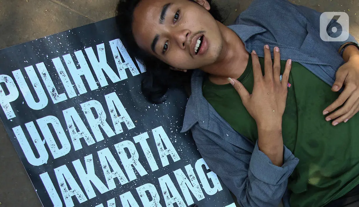 Lebih lanjut, massa juga menuntut Pemprov DKI Jakarta tak lepas tanggung jawab atas polusi udara yang kembali terjadi. (Liputan6.com/Herman Zakharia)