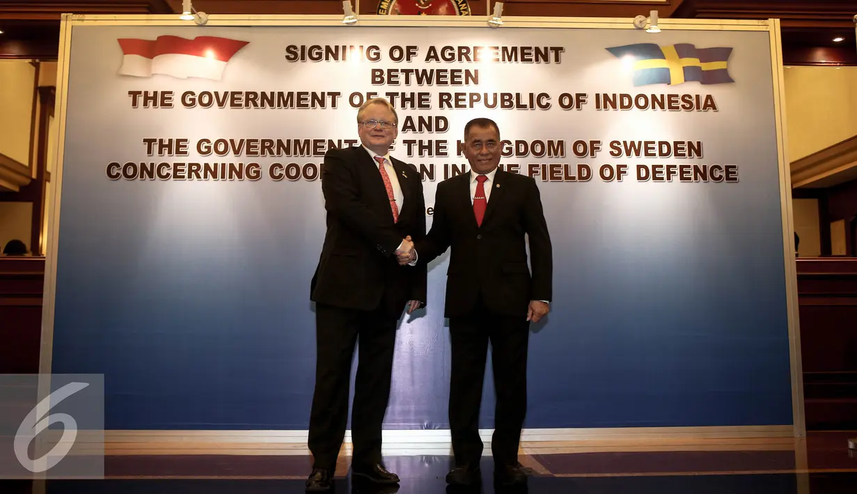 Menhan Ryamizard Ryacudu (kanan) bersalaman dengan Menteri Pertahanan Kerajaan Swedia Carl Anders Peter Hultqvist usai menandatangani MoU di Kementerian Pertahanan, Jakarta, Selasa (20/12). (Liputan6.com/Faizal Fanani)