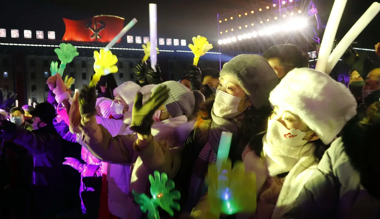 Warga menikmati pertunjukan Tahun Baru di Kim Il-sung Square, Pyongyang, Korea Utara, Sabtu (1/1/2022). Ratusan orang di Pyongyang berkumpul dengan mengenakan masker untuk menyaksikan pertunjukan kembang api menyambut Tahun Baru 2022. (AP Photo/Cha Song Ho)
