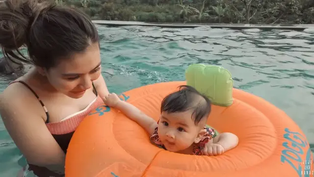 7 Momen Liburan Syahnaz Sadiqah dan Anak Kembarnya Renang di puncak