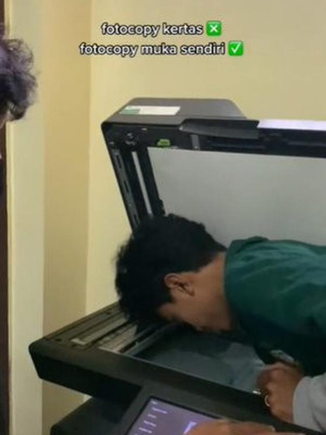 6 Tingkah Gokil Orang Pakai Mesin Fotokopi Kocak, Absurd Maksimal