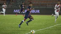 Gelandang Selangor FA, Evan Dimas, mengejar bola saat melawan Kuala Lumpur FA pada laga Liga Super Malaysia di Stadion Kuala Lumpur, Cheras, Minggu (4/2/2018). Kuala Lumpur FA kalah 0-2 dari Selangor FA. (Bola.com/Vitalis Yogi Trisna)