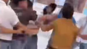 Potongan gambar video sejumlah siswa SMK 3 Tanjung Jabung Timur Jambi baku hantam dengan seorang guru Bahasa Inggris viral di media sosial. (Liputan6.com/ Dok Ist)