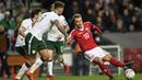 Gelandang Denmark, Christian Eriksen, berusaha melewati kepungan pemain Irlandia pada laga Kualifikasi Piala Dunia 2018 di Stadion Telia Parken, Kobenhavn, Minggu (12/11/2017). Kedua negara bermain imbang 0-0. (AFP/Lars Moeller)
