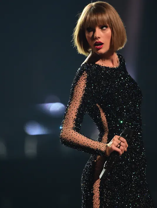 Netizen pun menganggap pelantun lagu 'Bad Blood' ini melakukan operasi payudara nya. (AFP/Bintang.com)