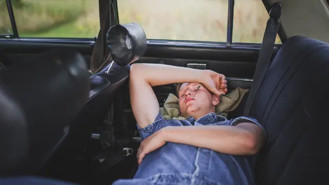 Ilustrasi tidur di mobil