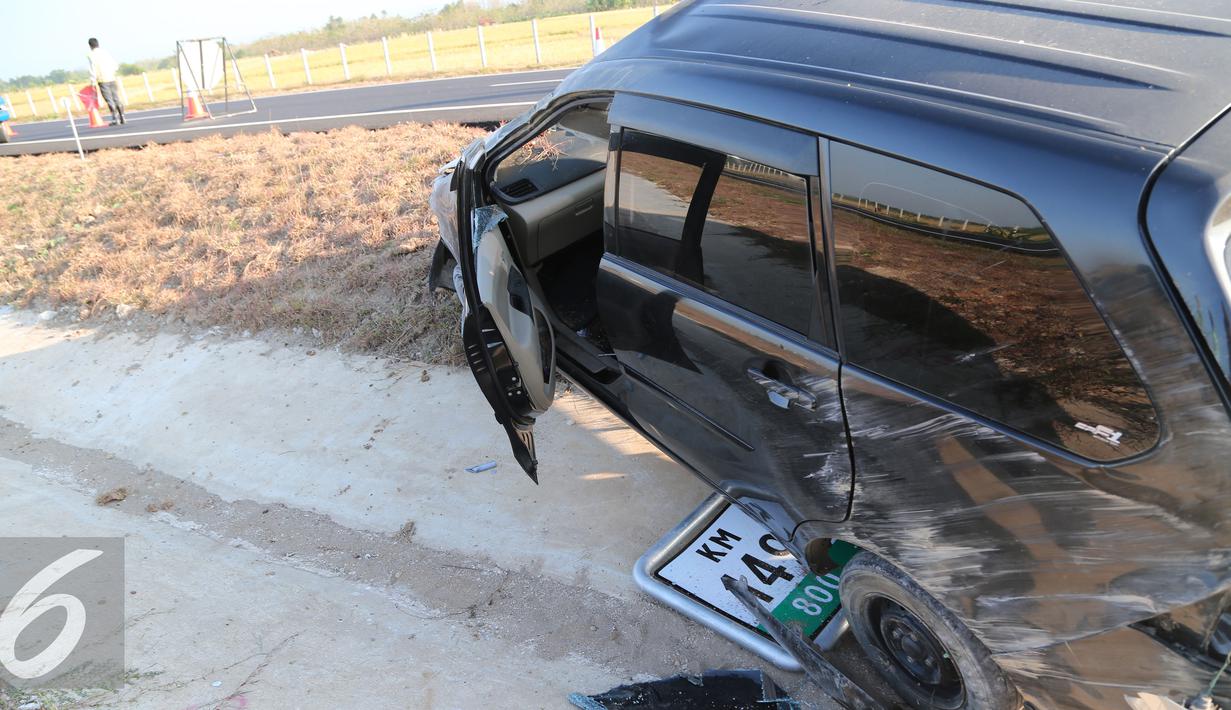 Kondisi mobil yang mengalami kecelakaan di Tol Cipali, Jawa Barat, Senin (13/7/2015). Mobil bernomor polisi D 1807 PB tersebut menabrak penanda jalan di Km 149+800. (Liputan6.com/Herman Zakharia)