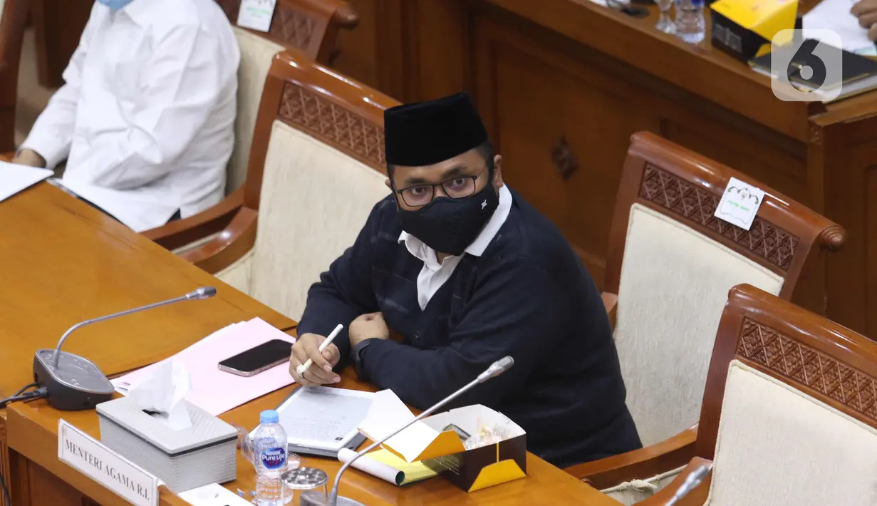 Menteri Agama Yaqut Cholil Qoumas saat mengikuti rapat kerja dengan Komisi VII DPR di Kompleks Parlemen, Senayan, Jakarta, Senin (15/3/2021). Rapat kerja tersebut membahas persiapan penyelenggaraan ibadah haji 1442 H/2021 M dan vaksinasi jemaah haji. (Liputan6.com/Angga Yuniar)