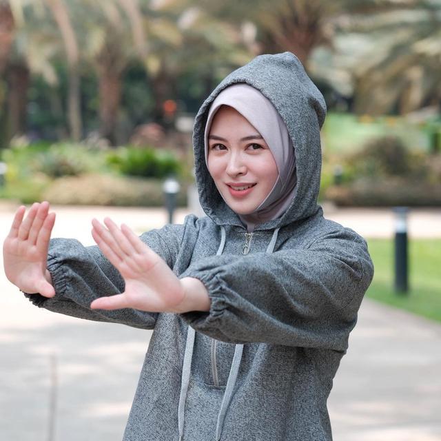 6 Potret Gaya Hijab Ayana Moon, Mulai dari Syari hingga Jilbab Sporty