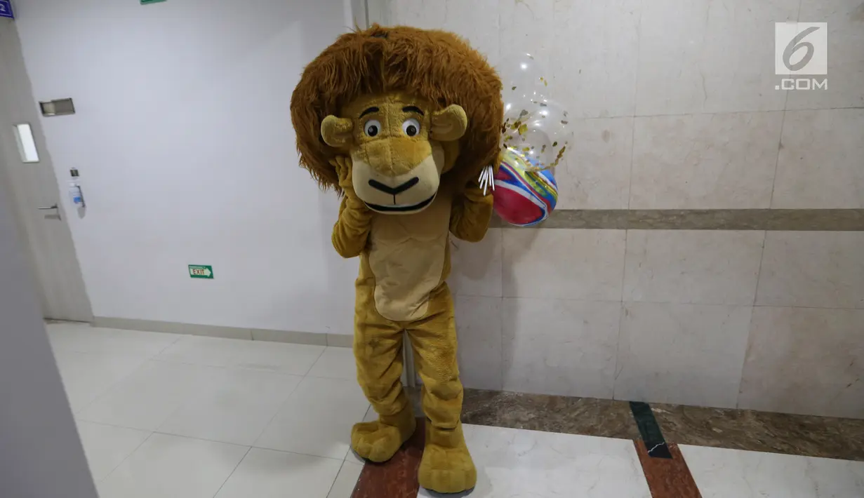 Badut berkostum singa siap menghibur pasien anak di Siloam Hospitals ASRI, Jakarta, Selasa (23/7/2019). Kegiatan customer centric initiatives untuk memperingati Hari Anak Nasional bertujuan menciptakan pengalaman positif pasien selama menjalani perawatan di rumah sakit. (Liputan6.com/Fery Pradolo)