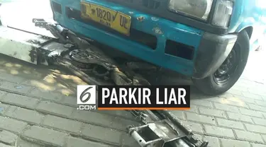 Dishub dan Satpol PP pemerintah kota Jakarta Timur menggelar razia parkir liar dan PKL. Petugas merazia angkot dan taksi yang kerab parkir di trotoar jalan. Sementara puluhan lapak liar dirazia petugas.