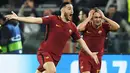 Bek AS Roma, Kostas Manolas, melakukan selebrasi usai mencetak gol ke gawang Barcelona pada laga leg kedua perempat final Liga Champions, di Stadion Olimpico, Selasa (10/4/2018). AS Roma menang 3-0 atas Barcelona. (AFP/Lluis Gene)