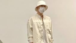 Memakai kaus putih yang dipadukan dengan jaket serta bucket hat warna senada, gaya kasual Seung Yoon ini curi perhatian netizen. Pasalnya, meski terlihat polos, penampilan leader dari grup Winner ini tetap terlihat stylish. (Liputan6.com/IG/@w_n_r00)