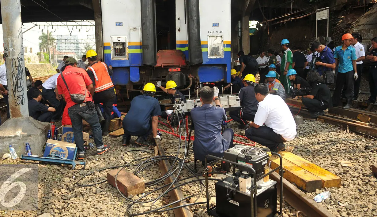 Petugas memperbaiki Kereta Api Senja Utama Solo di Stasiun Tanah Abang, Jakarta, Kamis (10/3). 3 gerbong kereta Senja Utama Solo yang tergelincir diantara Stasiun Karet dan Tanah Abang sudah diangkat dan berada di rel. (Liputan6.com/Gempur M Surya)