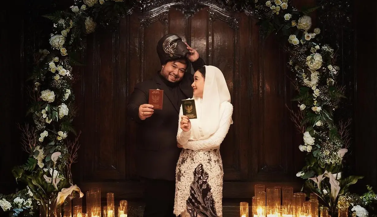 Kini, keduanya kompak mengunggah momen akad nikah di hari anniversary pernikahan pertama mereka.