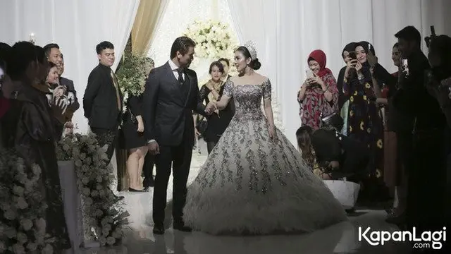 Momen resepsi pernikahan Syahrini dan Reino Barack