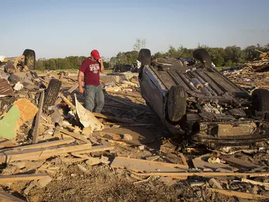 Tornado dahsyat mengoyak beberapa kota di selatan Amerika Serikat, Senin, (28/4/14). (REUTERS/Carlo Allegri)