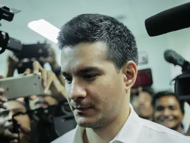 Artis Steve Emmanuel usai menjalani sidang putusan kasus narkoba di Pengadilan Negeri Jakarta Barat, Selasa (16/7/2019). Steve Emmanuel diganjar hukuman 9 tahun kurungan penjara dan denda Rp 1 miliar karena terbukti bersalah menyalahgunakan narkoba jenis kokain. (Liputan6.com/Faizal Fanani)