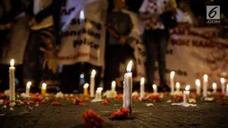 assa dari Solidaritas Merah Putih menggelar aksi lilin dan tabur bunga di lokasi bom Terminal Kampung Melayu, Jakarta, Kamis (25/5). Aksi tersebut sebagai bentuk malam solidaritas duka untuk bom Kampung Melayu.(Liputan6.com/Faizal Fanani)