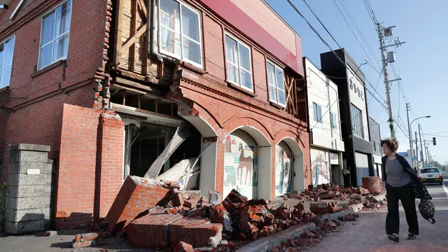 Parahnya Kerusakan Akibat Gempa di Jepang