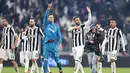 Pemain Juventus merayakan kemenangan mereka usai melawan Roma dalam pertandingan Liga Italia di Turin, Italia (23/12). Juventus berhasil mencetak gol lewat bek mereka Mehdi Benatia pada menit ke-18. (Alessandro Di Marco / ANSA via AP)