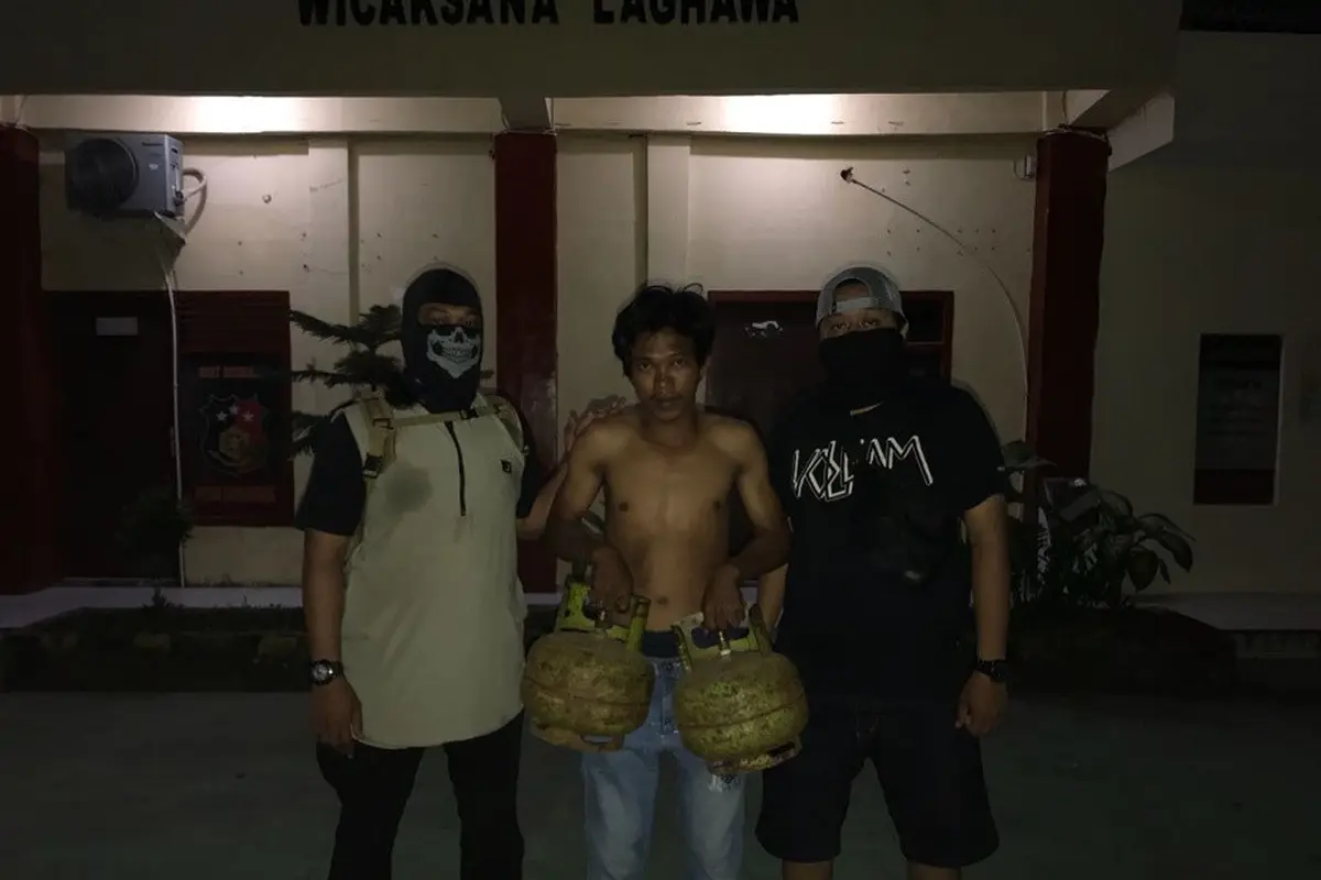 Polisi Bertopeng di Makassar berhasil menangkap spesialis garong tabung gas 3 kg (Liputan6.com/ Eka Hakim)