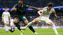 Bertanding di Santiago Bernabeu, Rabu 11 Maret 2026 waktu setempat atau Kamis 12 Maret 2026 dini hari WIB, kedua tim bermain cukup intens. Tampak dalam foto, pemain Manchester City, Antoine Semenyo (kiri) berebut bola dengan Fran Garcia (Real Madrid) saat pertandingan leg pertama babak 16 besar Liga Champions 2025/2026 di stadion Santiago Bernabeu, Rabu 11 Maret 2026 waktu setempat atau Kamis 12 Maret 2026 dini hari WIB. (AP Photo/Jose Breton)