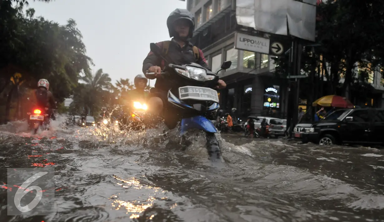 Kawasan Kemang tergenang banjir hingga 80 cm saat hujan yang mengguyur Jakarta, Jumat (11/11). (Liputan6.com/Yoppy Renato)
