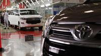 Foto yang diambil pada 16 November 2015 memperlihatkan pekerja tengah menyelesaikan produksi All News Kijang Innova di Pabrik TMMIN Karawang. Mobil baru tersebut akan memberi warna baru pada perkembangan pasar MPV dalam negeri. (Liputan6.com/Angga Yuniar)