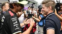 Valentino Rossi dan Casey Stoner terlibat perbincangan jelang balapan MotoGP Austria 2025. (Crash.net)