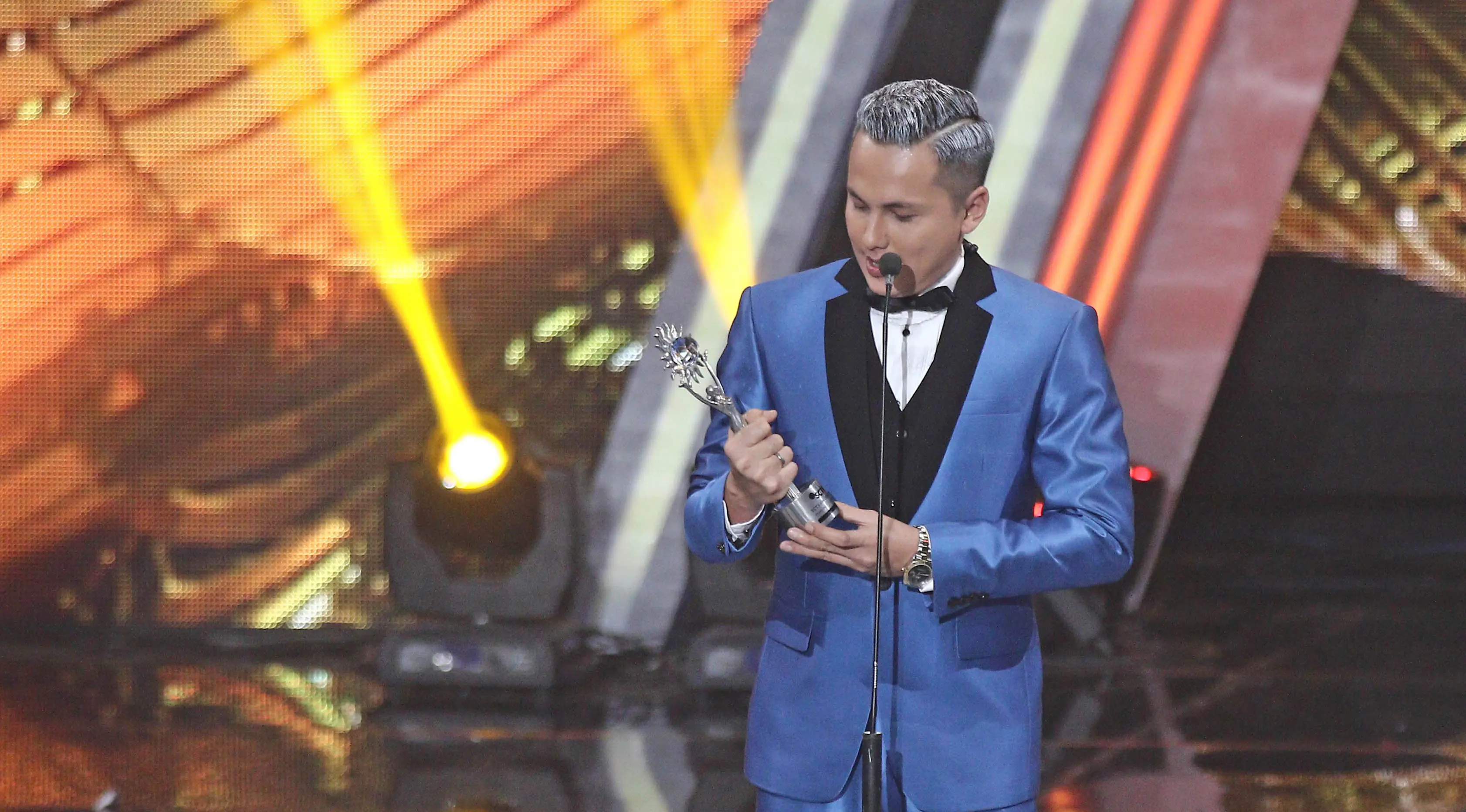 Presenter Andhika Pratama saat memberikan sambutan saat menerima penghargaan di ajang SCTV AWARDS 2017 di Studio 6 EMTEK CITY, Jakarta, Rabu (29/11/2017) (Liputan6.com/Herman Zakharia)