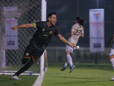 Pemain Selebritis FC, Darius Sinathrya (kiri) melakukan selebrasi setelah mencetak gol ke gawang Colossus FC pada laga Celebrity Trofeo Cup 2023 yang beralangsung di DM Sport, Ciledug, Tangerang, Minggu (29/10/2023). Gol tunggal Darius berhasil membawa Selebritis FC menjadi juara pada kompetisi ini. (Bola.com/Bagaskara Lazuardi)