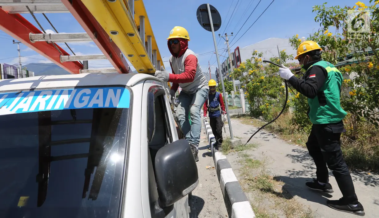 Petugas PLN memperbaiki jaringan listrik di Palu, Sulawesi Tengah, Sabtu (6/10). PT Perusahaan Listrik Negara mengerahkan lebih dari 300 orang tim gabungan yang berasal dari berbagai daerah. Liputan6.com/Fery Pradolo)