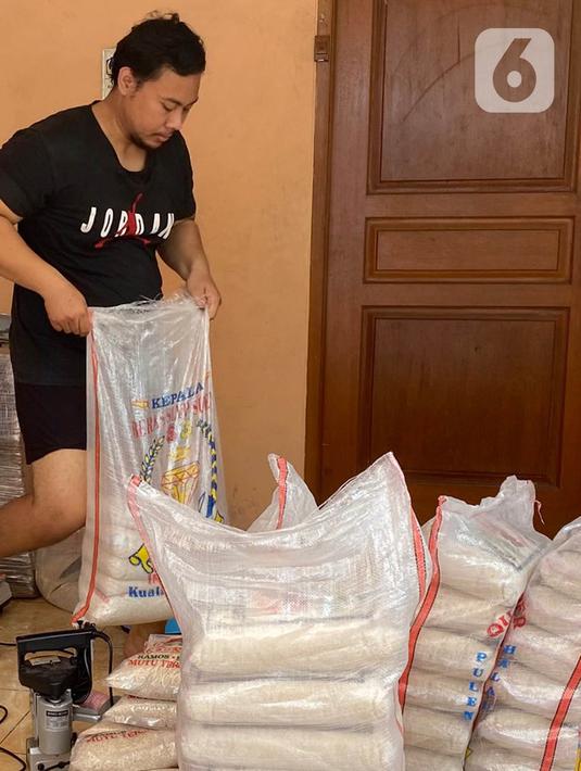 Aktivitas pekerja mengemas beras dalam ukuran 3 Kg dan 5 Kg di kawasan Pisangan Baru, Jakarta Timur, Selasa (20/4/2021). Di bulan Ramadhan, pengemasan ulang beras 3 kg dan 5 Kg mengalami kenaikan permintaan masyarakat untuk kebutuhan zakat dan paket sembako. (Liputan6.com/Herman Zakharia)