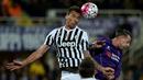 Striker Juventus, Mario Mandzukic (kiri), berduel dengan pemain Fiorentina, Federico Bernardeschi, dalam lanjutan Serie A di Stadion Artemio Franchi, Firenze, Senin (25/4/2016) dini hari WIB. (AFP/Alberto Pizzoli)