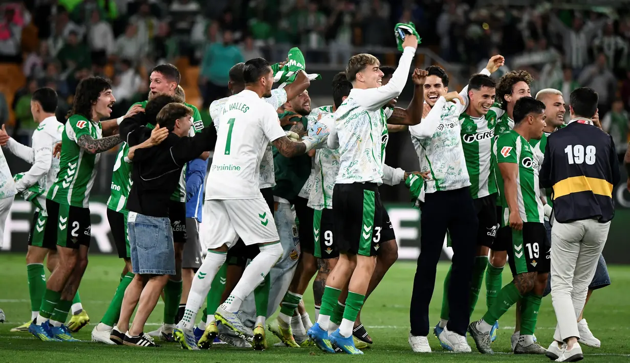 Lolosnya Real Betis ke Liga Champions musim depan turut terbantu oleh kebijakan koefisien UEFA yang memberikan lima jatah wakil bagi Spanyol. Kepastian lima slot tersebut didapat setelah Rayo Vallecano berhasil menembus final Liga Konferensi dengan menyingkirkan Strasbourg. (AFP/Cristina Quicler)