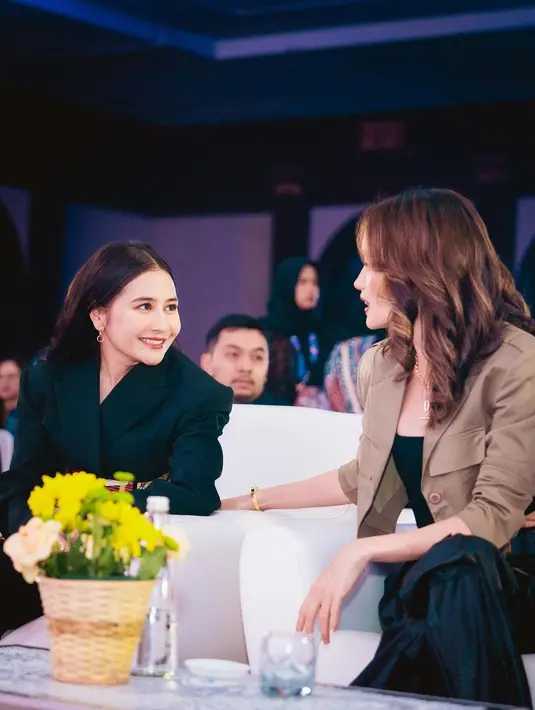 Cinta Laura tampil simple dengan croptop hitam dan celana kulit. Perut sixpack Cinta Laura nampak sedikit mengintip dengan outfit ini. [@prillylatuconsina96]