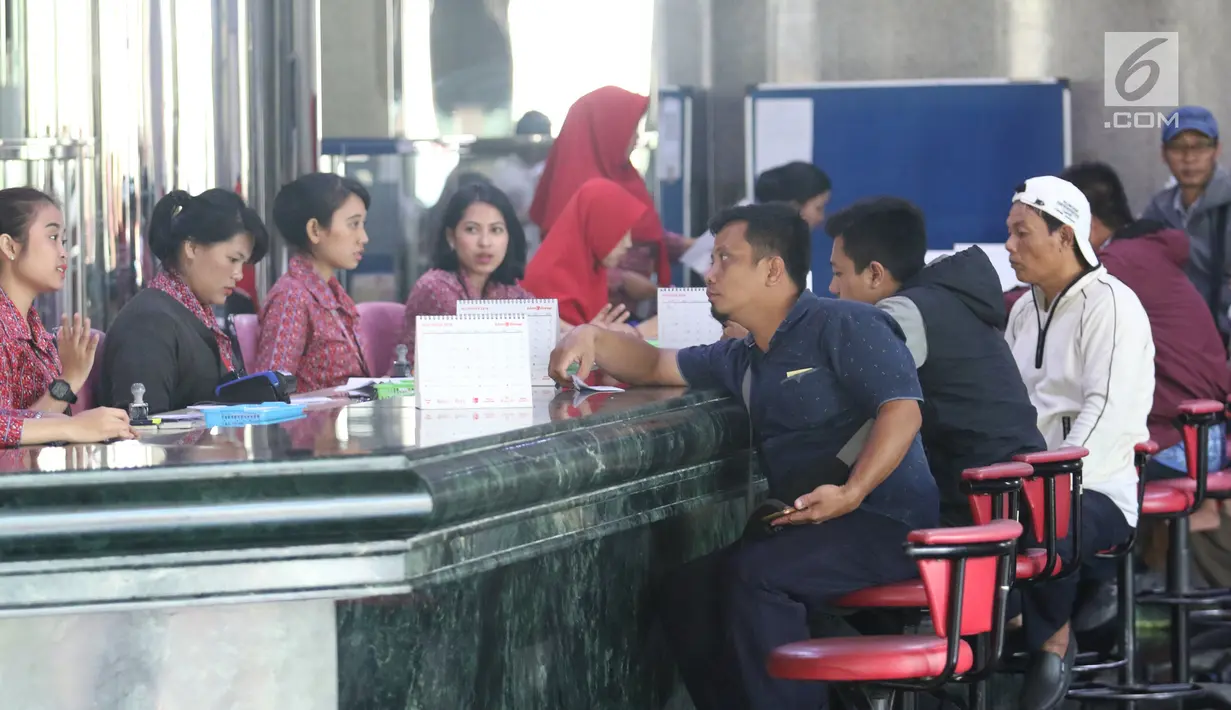 Petugas melayani calon penumpang yang memesan tiket di Kantor Pusat Lion Air, Jakarta, Senin (29/10). Jatuhnya pesawat Lion Air JT 610 jenis B737-8 Max tidak mempengaruhi penjualan tiket maskapai penerbangan tersebut. (Liputan6.com/Angga Yuniar)