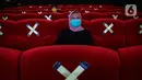 Pengunjung memilih tempat duduk sebelum menonton di bioskop Cinepolis, Jakarta Jumat (23/10/2020). Sejumlah bioskop di Ibu kota kembali beroperasi setelah mendapatkan izin dari Pemprov DKI Jakarta dengan jumlah penonton dibatasi maksimal 25 persen dari total kapasitas. (Liputan6.com/Faizal Fanani)