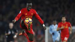 Penyerang Liverpool, Sadio Mane, mengontrol bola saat melawan Stoke. Pada laga ini The Reds menggunakan formasi 4-3-3, sementara Stoke tampil dengan skema 3-5-2. (Reuters/Carl Recine)