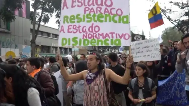 Mahasiswa tuntut peningkatan anggaran pendidikan di Bogota. Aksi berujung ricuh hingga polisi menembakkan gas air mata untuk membubarkan massa.