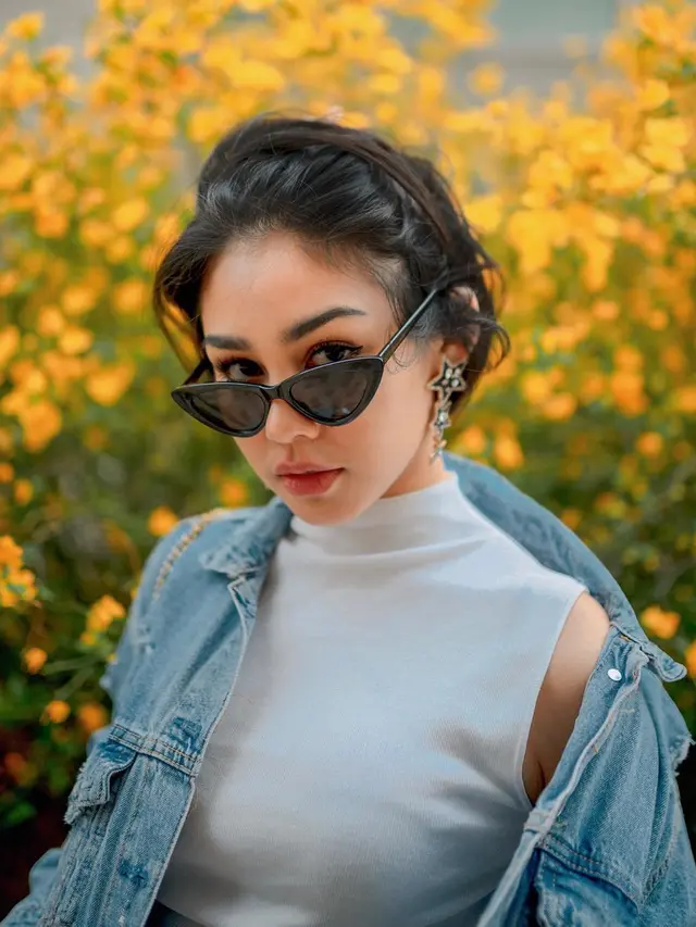 FOTO: Gaya Vanesha Prescilla Saat Pakai Kacamata, Makin Memukau