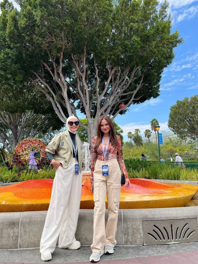 Berkunjung ke Disneyland, Ini 6 Momen Syifa Hadju Saat di California