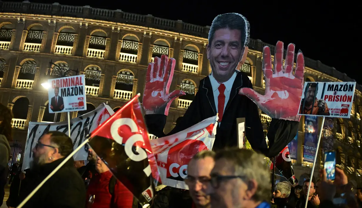 Aksi unjuk rasa tersebut diiikuti ribuan massa dan mendesak pengunduran diri Carlos Mazon. (JOSE JORDAN/AFP)