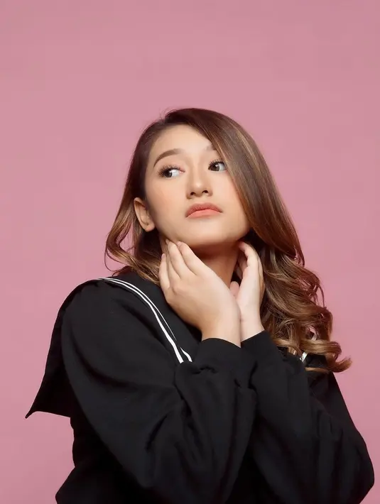 Saat ditanya apakah dirinya pernah dibuatkan puisi oleh Dul, Amanda mengatakan bahwa laki-laki itu lebih sering membuatkannya lagu. Manis banget ya sikap Dul ke Amanda? (Instagram/amandacaesaa)